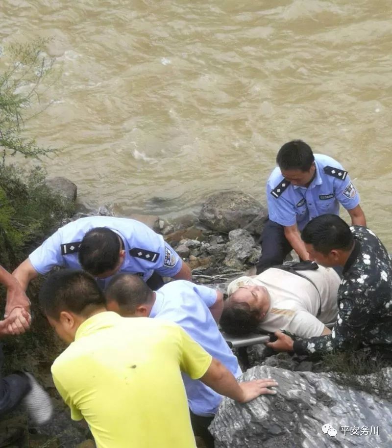 紧急出警,务川红丝派出所民警救助一名落水妇女!