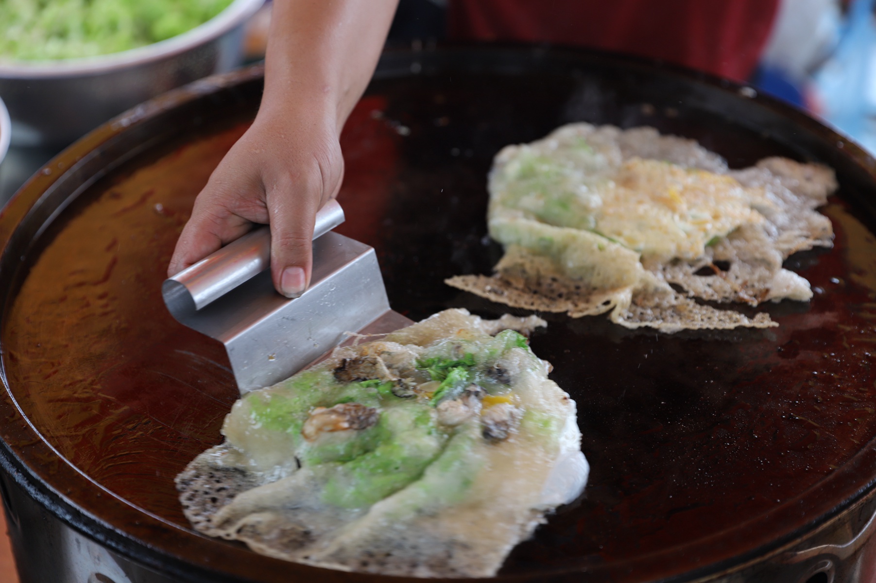 臺灣原住民豐年祭,足球場成美食街,特色美味不少,海蠣煎太難吃