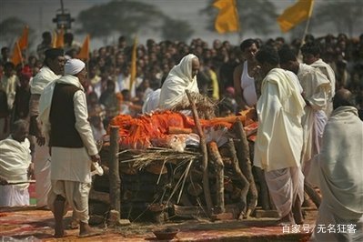 印度人吃死尸食人族图片