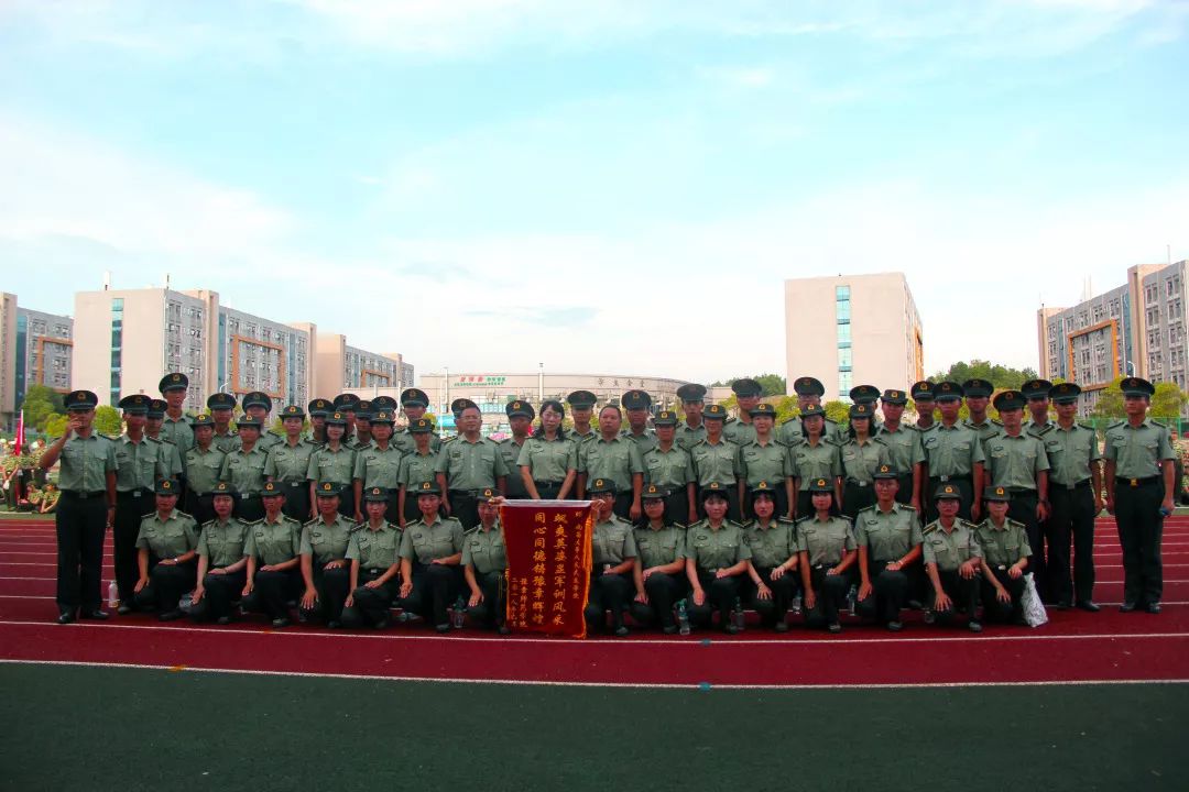 南昌大学人民武装学院副院长杨柳宣布了军训会操评比结果