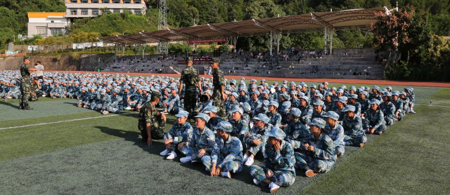 由党委委员,副校长赖焕标研究员宣读2018级新生军训标兵名单和优秀