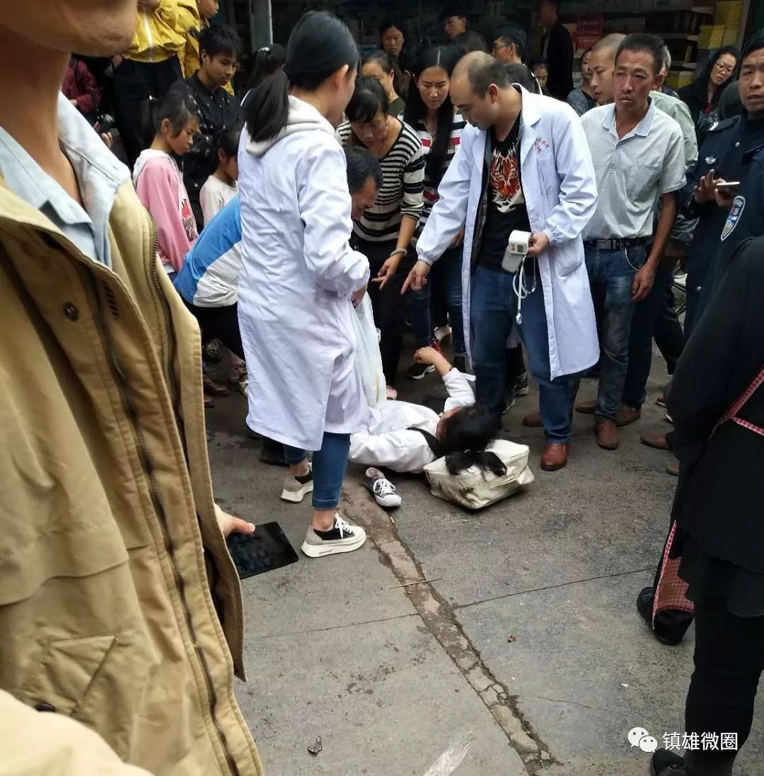 鎮雄潑機陡街麵包車失控連撞三人