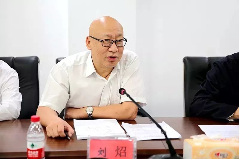 考务工作联席会上,刘炤副部长在认真听取贵州省组织实施国家统一法律