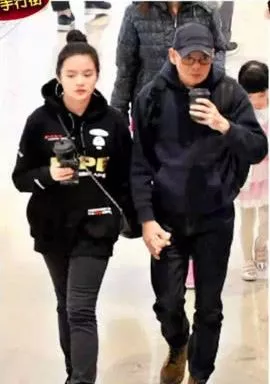 史上最让人咋舌的父女情深,女儿16岁还亲自喂饭牵手似情侣!_李国麟