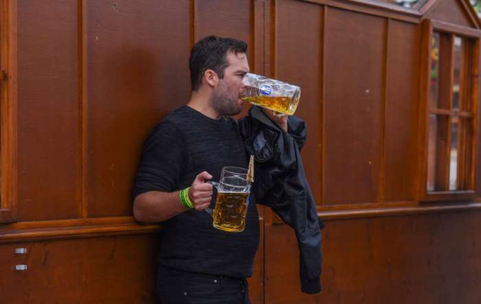 慕尼黑啤酒节盛况空前,一大批酒鬼喝醉在草地上,各种丑态百出