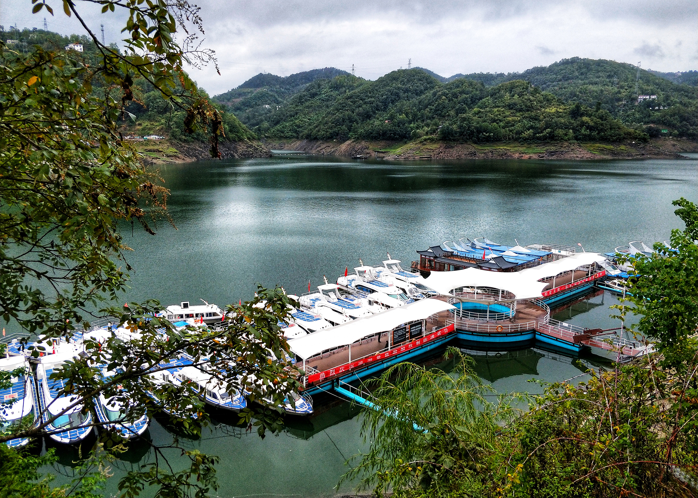 位于翠屏岛上的瀛湖酒店拥有65间水景客房,陈设均按照四星级标准进行