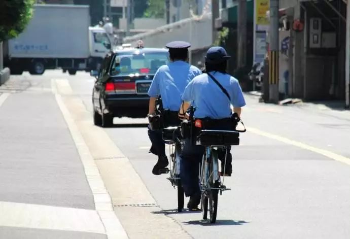 經常跪著辦案的日本警察不用顧忌你想多了