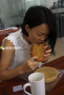 搞笑gif:同样是月饼,差距怎么就这么大呢