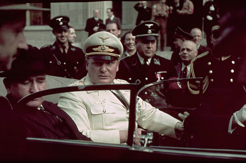 照片拍摄于二战前夕的纳粹德国,德军空军元帅戈林,戈林当时被视为