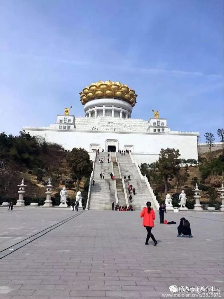 兜率天宮位於浙江省紹興市柯橋區大香林景區內,是一生補處菩薩的住處