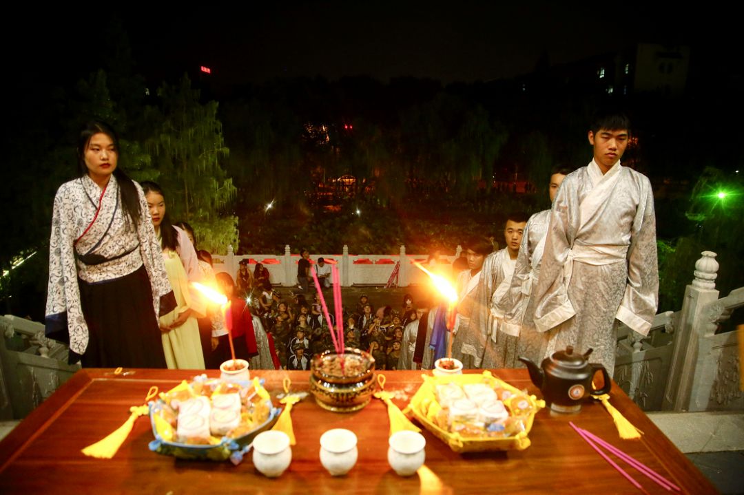 中秋月圆复古俗我校学子行祭月之礼体验传统文化