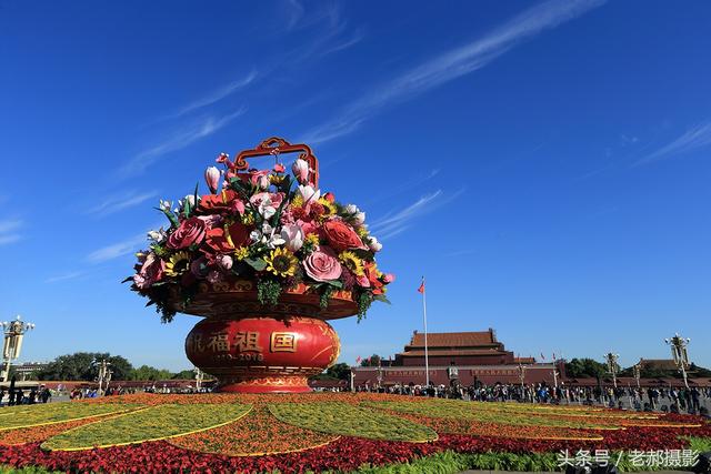 藍天白雲下,天安門廣場大花籃祝福祖國繁榮昌盛