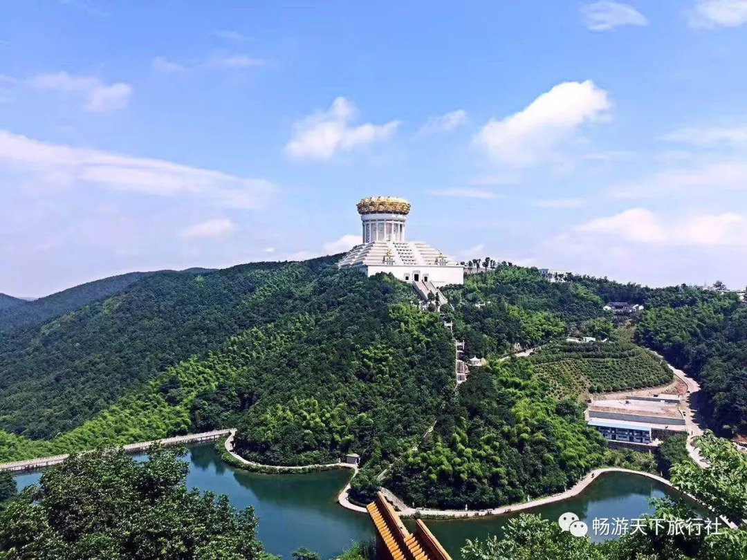 區鑑湖——柯巖旅遊度假區內,地處我國著名的會稽山餘脈和鑑湖之畔