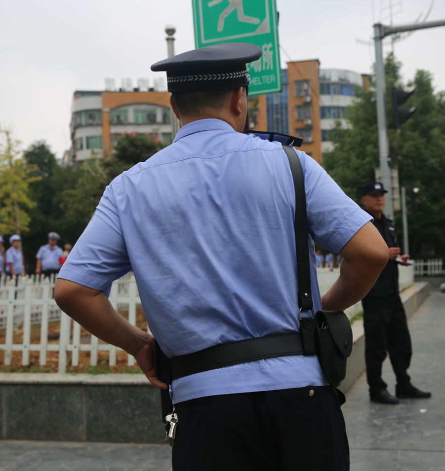 中秋期间,邵东天气并不炎热,民警的制服后背却被汗水浸透