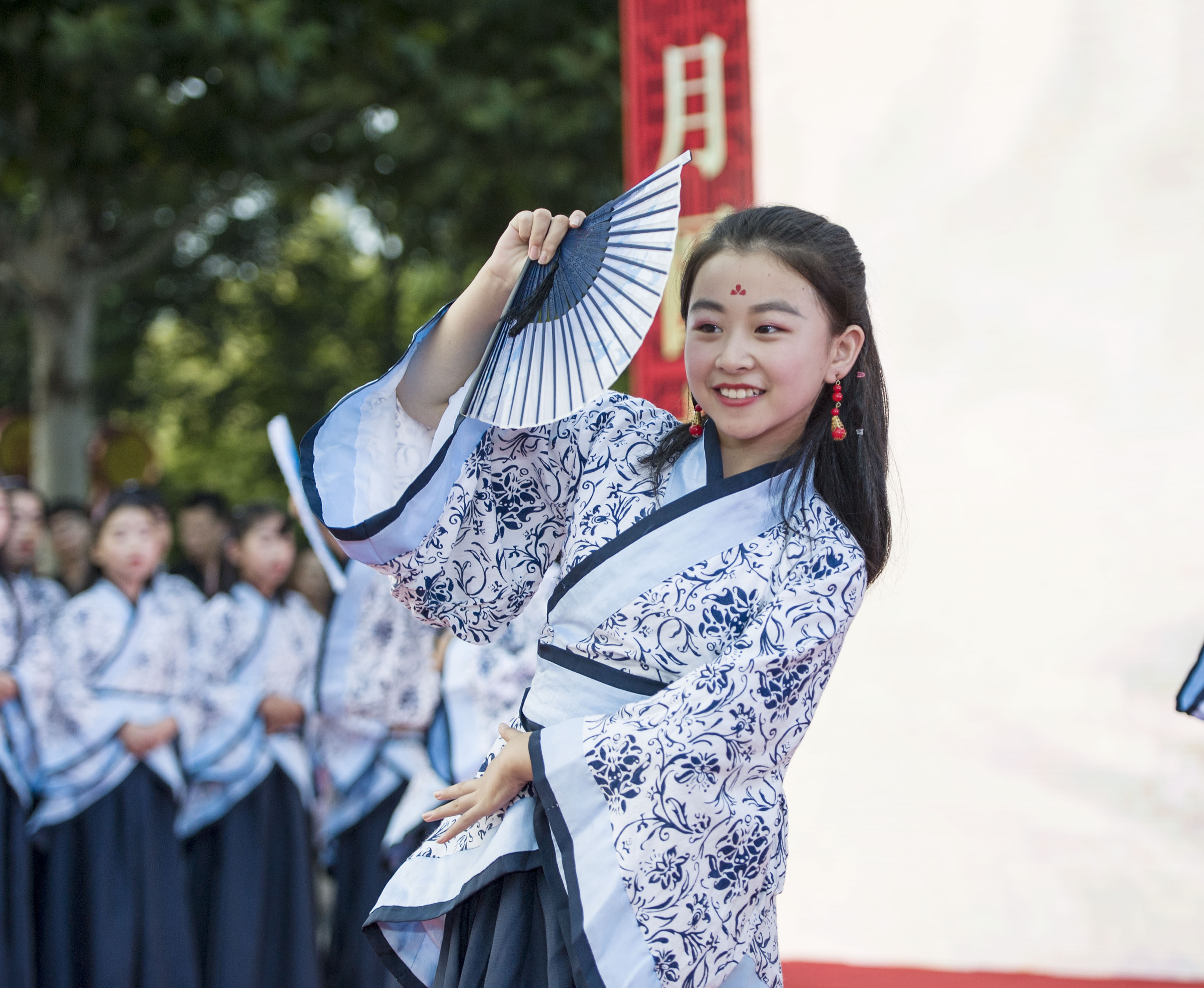 合肥马岗小学学生们表演诵读《水调歌头》