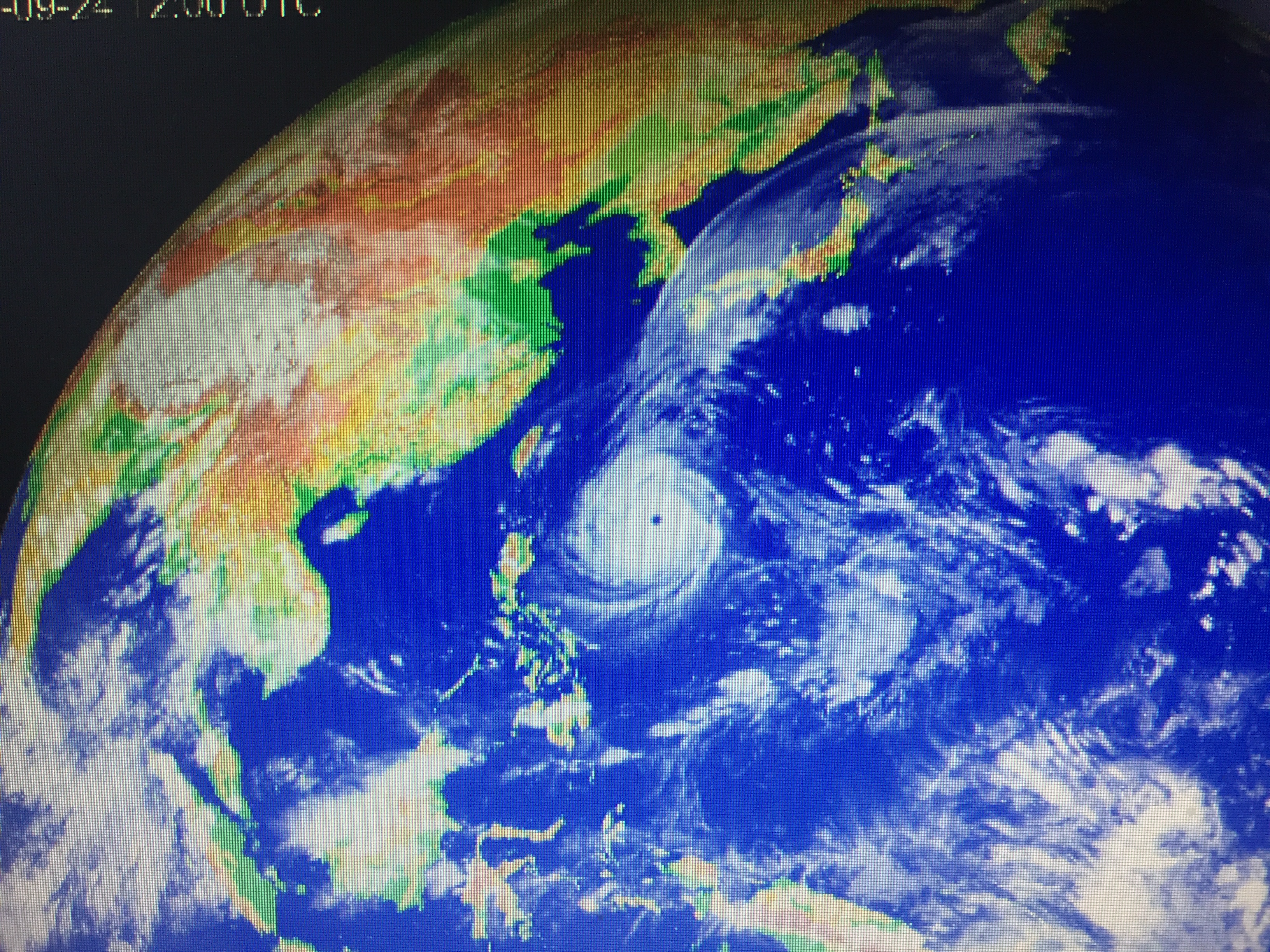 24号台风潭美超强台风风眼已经清晰可见