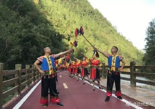 嗨翻了!昨天巴山大峡谷上演千人巴人钱棍舞