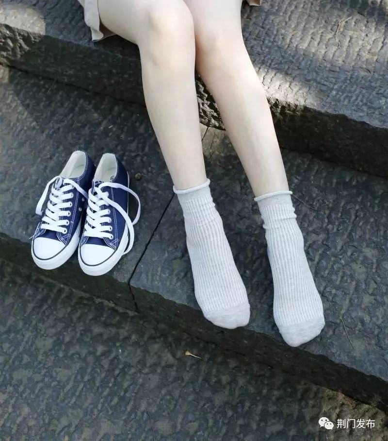 【我们一起学礼仪(19)】女士应该这样穿搭袜子