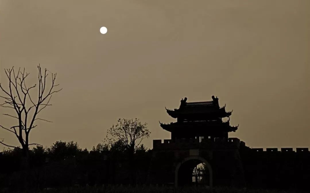 写"秦时明月,其实是在借古时月色,写当下问题.