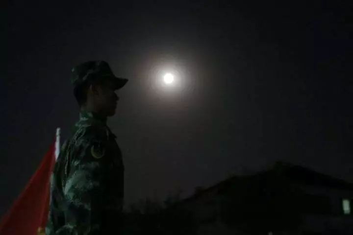 军人月亮下站岗图片图片