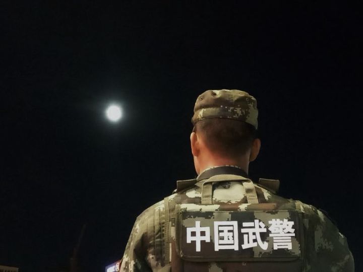 军人月亮下站岗图片图片