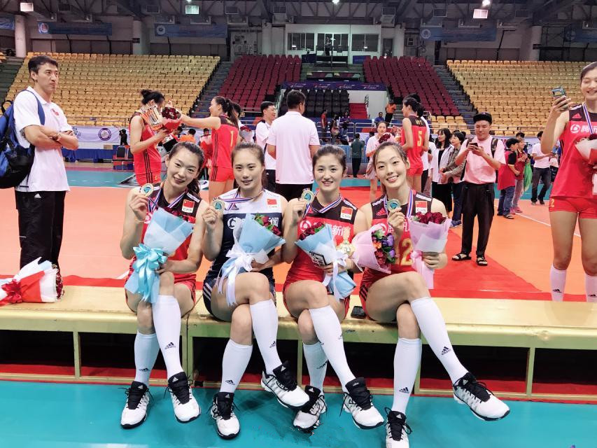 照片上是辽宁队的四个美女球员,王美懿,段放,孙海平和宫美子.