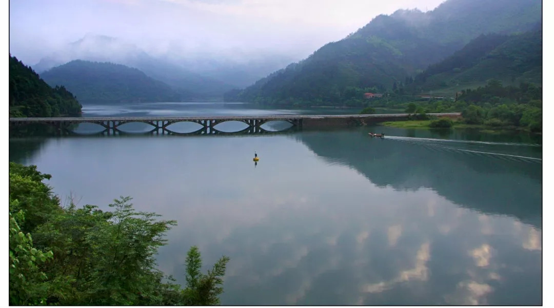 琅峰山上高大的雙扇門凌空筆豎,白沙老爺手掌印形象逼真,伏虎巖虎虎生