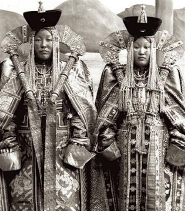 清末蒙古的贵族妇女,衣服非常华丽