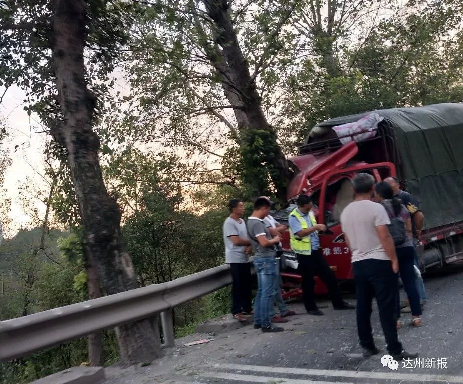 悲剧达州近日发生多起交通事故十几辆车受损2人死亡