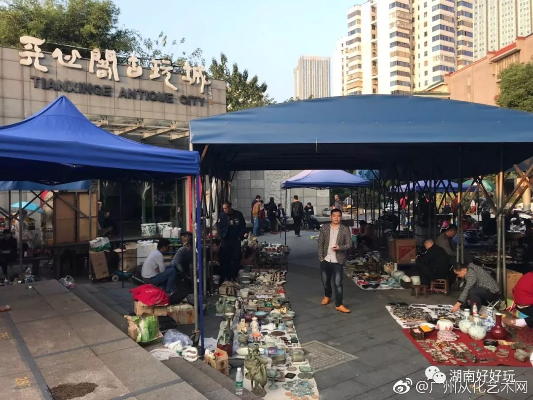 更吸引人的是古玩城的地攤市場相比於古玩城內陳列珍品的商鋪擁有300