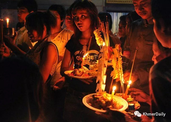 根据柬埔寨的传统,死人节在每年的佛历10月1日至15日举行,共进行15天