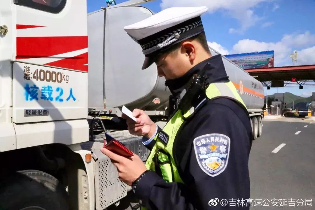 如果自駕車前往,車輛要停在兩公里以外,請聽從交警的指揮