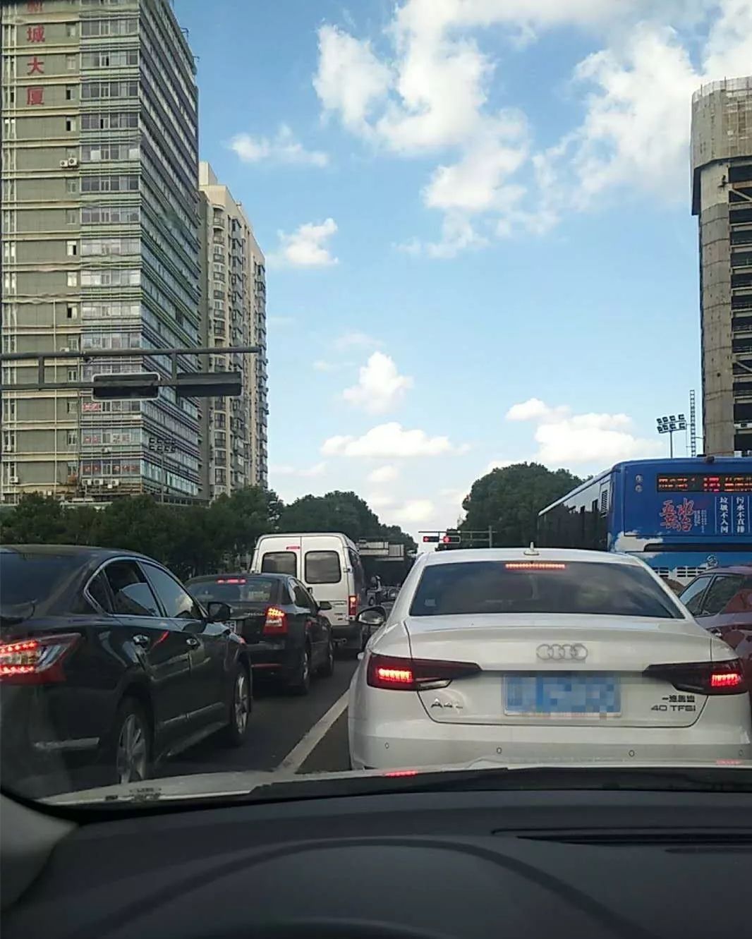 节后第一天上班堵车与你一起打卡更有台风风雨逼近