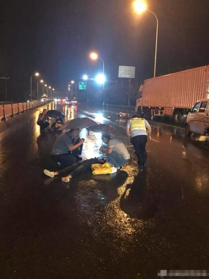 昨晚,阜陽發生一起車禍,他們冒雨援助傷者