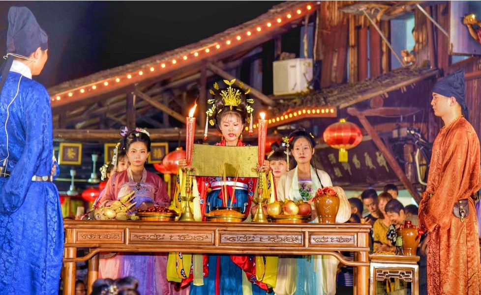 祭月祈福中秋节源自古代对月神的祭祀,它是汉民族祭月习俗的遗存和