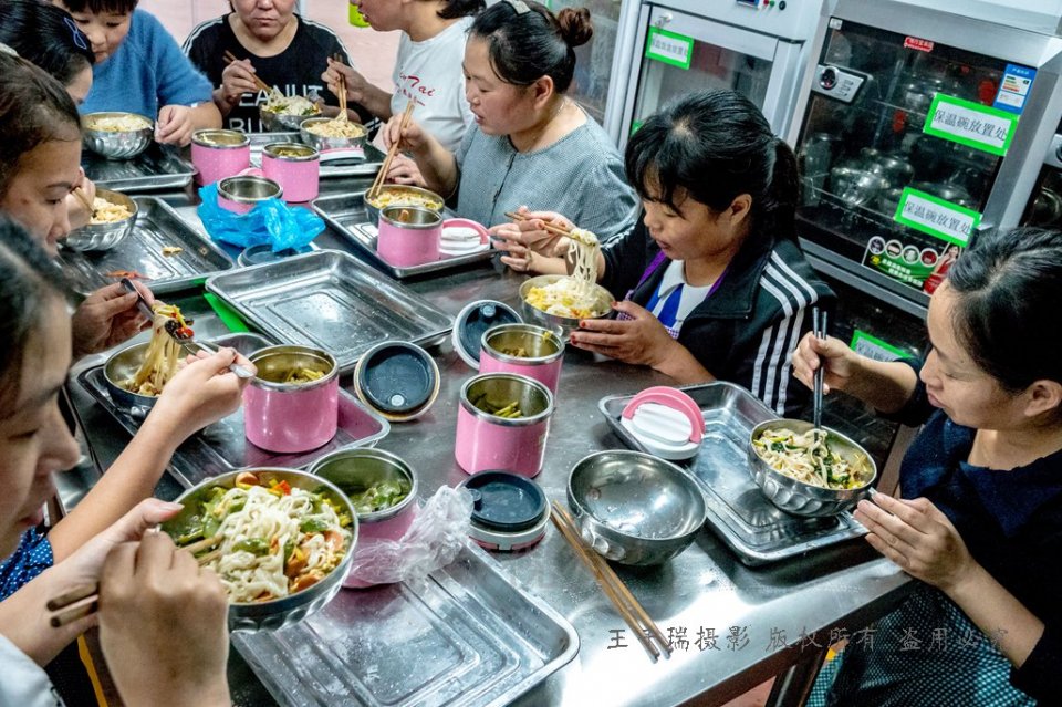 農村服裝廠午餐撈麵條免費,年輕女工自帶滷菜,每月收入三四千元!