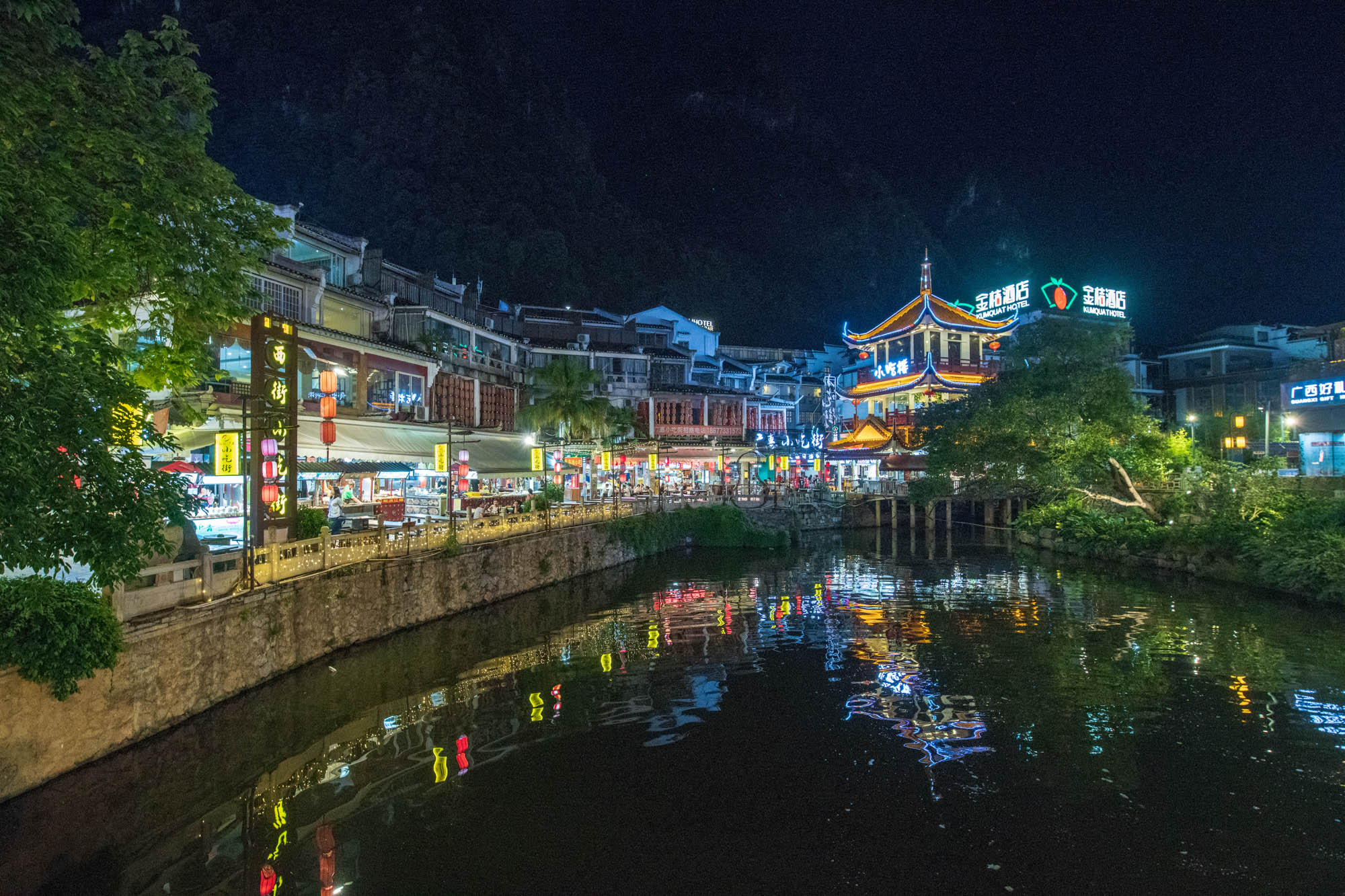 魅力无限的阳朔西街,一到夜晚,人声鼎沸,五光十色