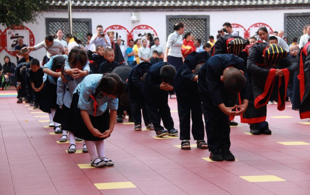 主祭司誦讀祭文唸完後焚燒祭文,叩拜~獻禮,主祭人要先整衣冠,洗手後