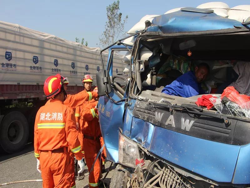 貨車追尾客車釀車禍 胡集中隊火速救援