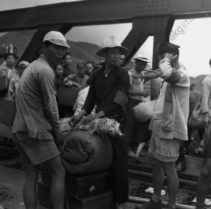 老照片1960年的罗湖桥香港警察对过往旅客搜身检查