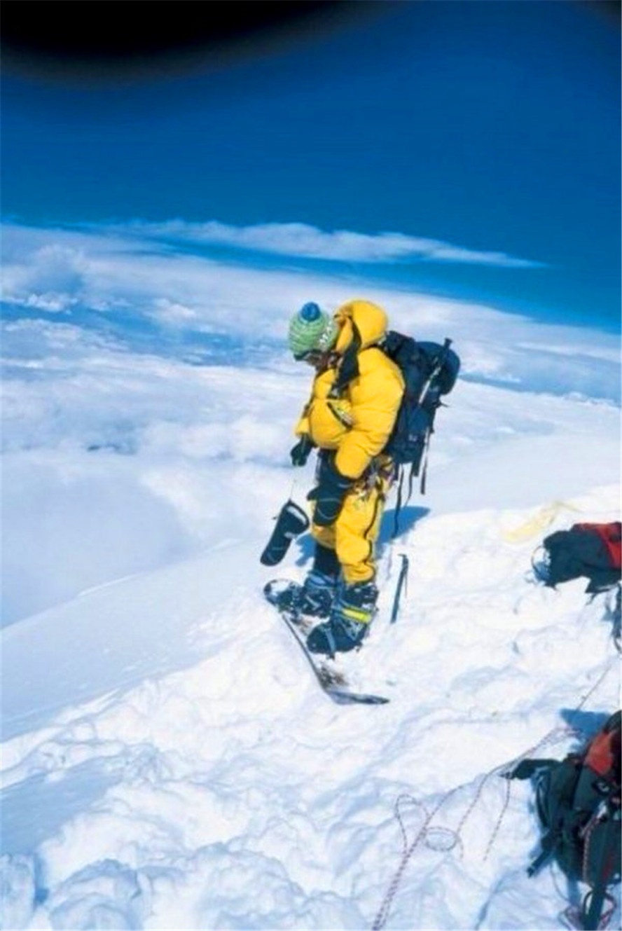 滑雪运动员马可·西夫雷迪在滑雪板上登上珠穆朗玛峰,之后再没人看到