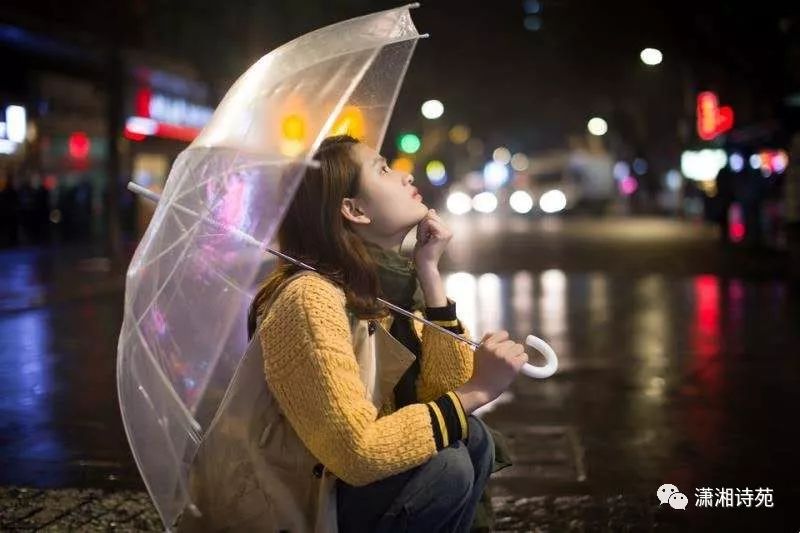 是心雨交加的傷痛…筆痕流雲處,揮寫悔恨的淚水,打開心靈深處的暗殤