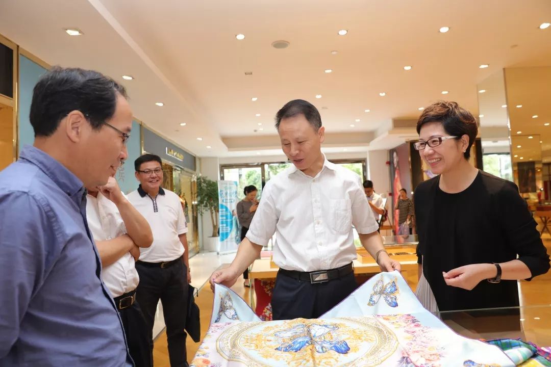 期间,万事利集团董事长屠红燕,万事利丝绸文化股份董事长李建华与来访