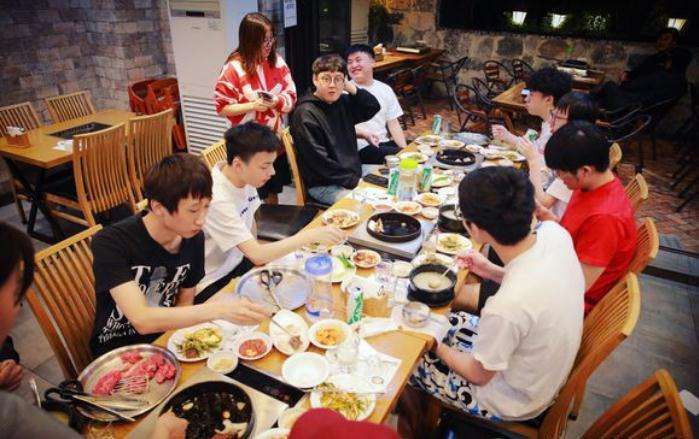 LOL: RNG刚到韩国就出事故, 聚餐中一张照片让网友冷汗不止