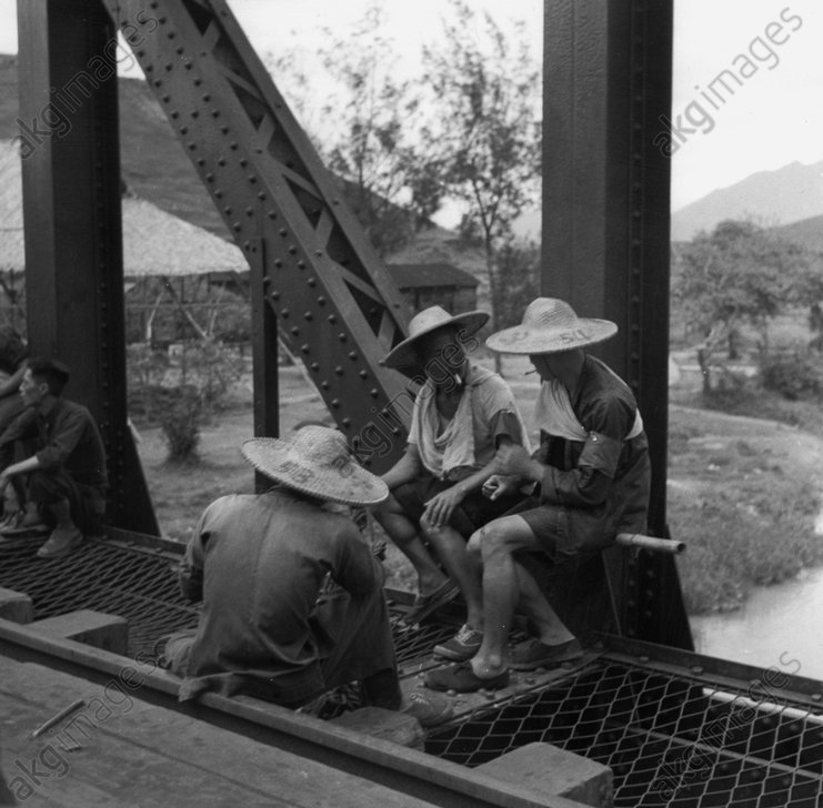 老照片:1960年的羅湖橋 香港警察對過往旅客搜身檢查