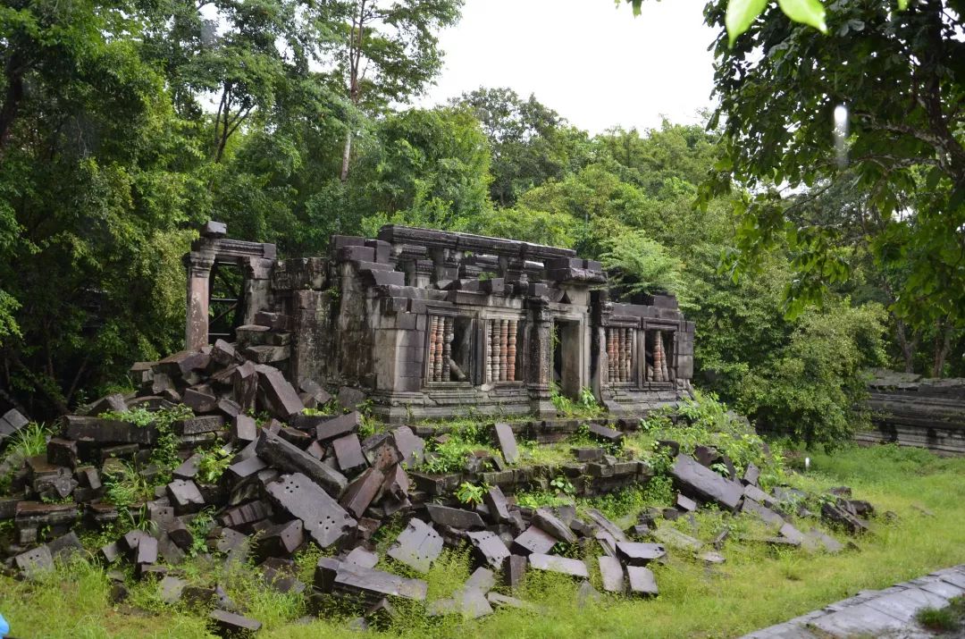 在吴哥窟远处,有一座可以媲美吴哥寺建筑规模的【崩密列.