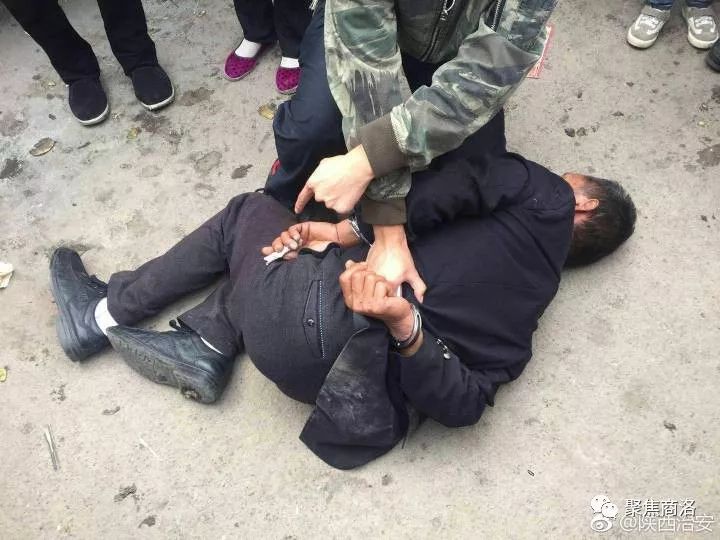 洛南便衣民警当街擒获一盗窃嫌疑人酒后滋事殴打学生被拘留
