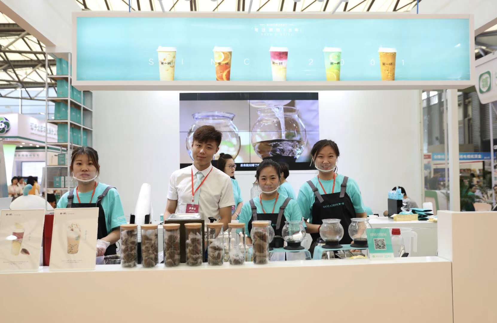 奶茶店工作照片高清图片