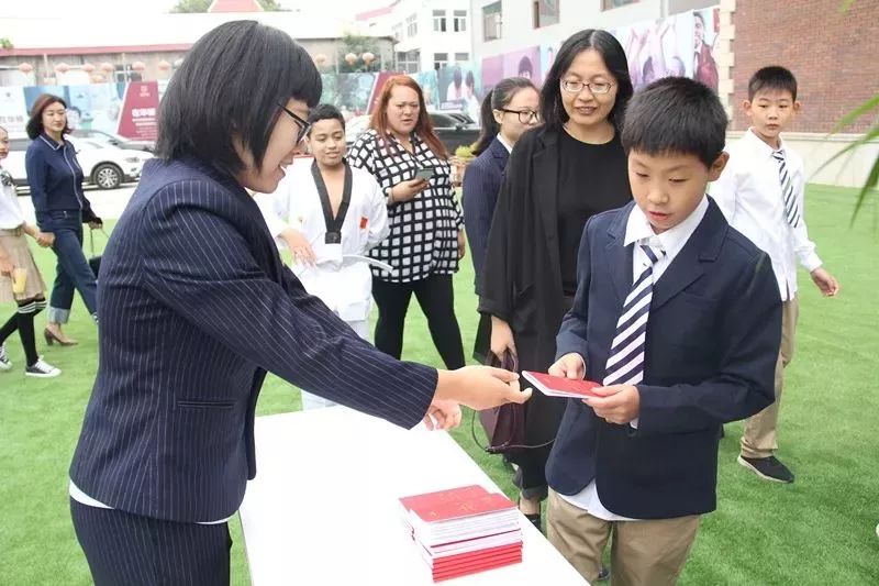 在華頓國際學校的開學典禮上,定格重要而美好的時刻.