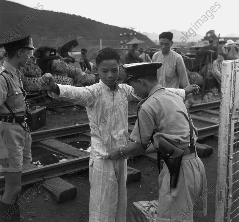 老照片:1960年的羅湖橋 香港警察對過往旅客搜身檢查